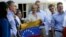 Ivanka Trump, hija del presidente Donald Trump y asesora de la Casa Blanca, sostiene una bandera venezolana en un refugio para migrantes en La Parada, cerca de Cúcuta, Colombia, el miércoles 4 de septiembre de 2019. (Foto AP / Fernando Vergara).