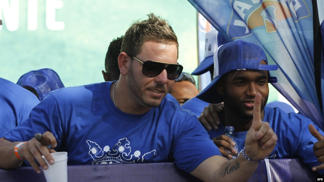 El Jugador de los Tigres del Licey, Yunesky Maya (i), durante su desfile de celebración tras coronarse como campeones de la liga de béisbol invernal dominicana. 