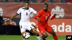 Junior Hoilett (10) y el mediocampista cubano Alejandro Portal (8) en Toronto, Sept. 7, 2019. (Cole Burston/The Canadian Press via AP)