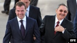 Archivo -Raúl Castro (d), con Dmitri Medvédev (i), en el palacio de la Revolución en La Habana, Cuba. 