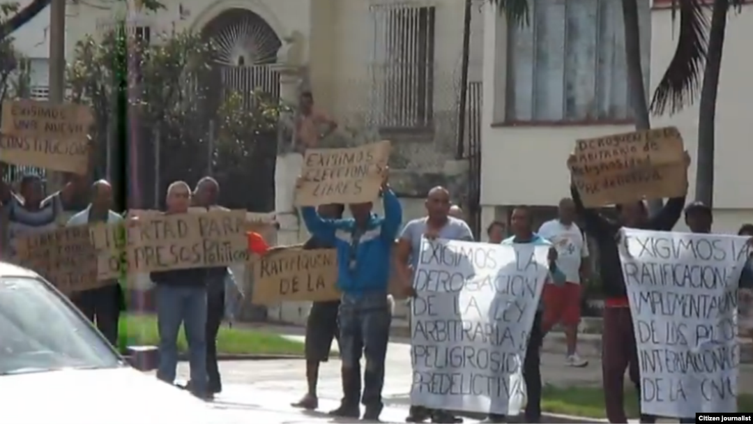 Reporta Cuba. Activistas durante una protesta en La Habana.