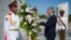 Didier Reynders coloca una ofrenda floral frente a la estatua del apóstol José Martí, en La Habana.