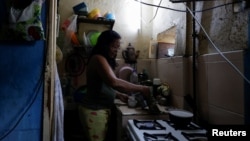  Gladys Giménez, de 62 años, sirve café en su cocina en La Habana, el 4 de agosto de 2026. REUTERS/Norlys Pérez