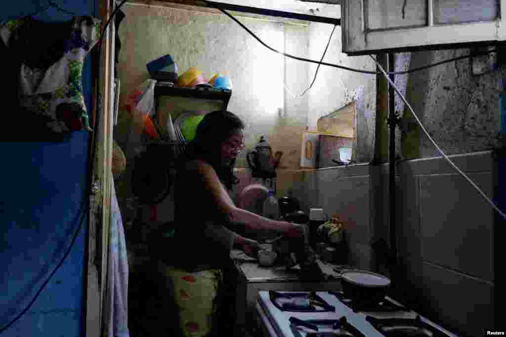 La costurera Gladys Giménez, de 62 años, sirve café en su cocina mientras Cuba se apresura a reconectar su red eléctrica nacional tras un apagón generalizado, en La Habana, Cuba, el 4 de agosto de 2026. REUTERS/Norlys Pérez