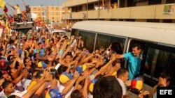 Fotografía cedida por Comando Venezuela muestra al candidato presidencial Henrique Capriles Radonski (d) durante una caravana electoral.