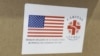 Los paquetes de ayuda humanitaria desde Estados Unidos a Cuba llevan esta etiqueta que incluye la bandera estadounidense y el logotipo de Cáritas Cuba. 