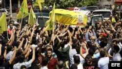  Decenas de simpatizantes de Hezbolá portan el féretro con los restos de su camarada Saleh Ahmed Sabbagh, durante la celebración de su funeral en la ciudad de Sidón, al sur del Líbano,el miércoles 22 de mayo de 2013. 