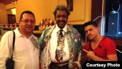 "La Cobra" Santana a la derecha, con el promotor Don King y el autor