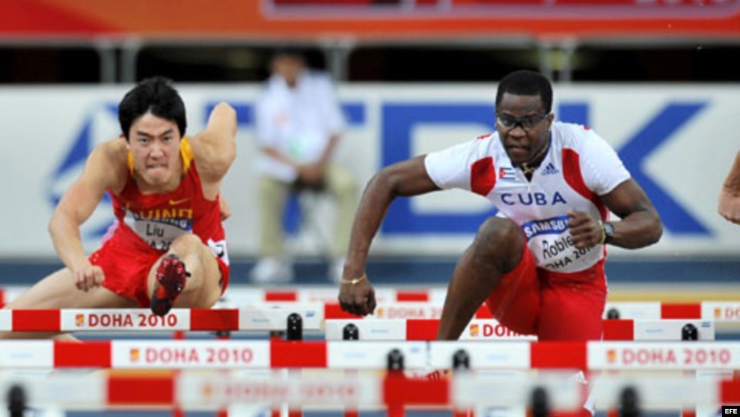 El cubano Dayron Robles contra el chino Liu Xiang en la final del Mundial de Atletismo de Doha, Qatar, (2010)