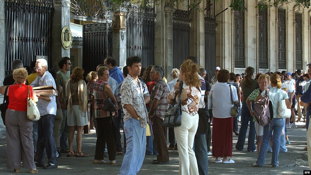 Cientos de cubanos frente a la embajada española en La Habana, Cuba. 
