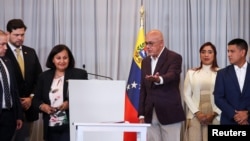 Representantes de mesa de diálogo entre oficialismo y oposición en Venezuela durante rueda de prensa en Caracas. (REUTERS)