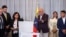 Representantes de mesa de diálogo entre oficialismo y oposición en Venezuela durante rueda de prensa en Caracas. (REUTERS)