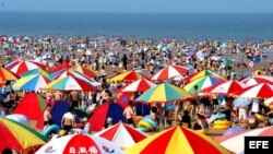 Miles de personas pasan sus vacaciones en la playa del parque nacional costero de Rizhao, en la provincia de Shandong, China.