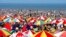 Miles de personas pasan sus vacaciones en la playa del parque nacional costero de Rizhao, en la provincia de Shandong, China.