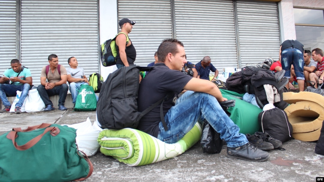 Migrantes cubanos, dispuestos a establecerse temporalmente en hoteles de Panamá, para luego intentar llegar a Estados Unidos.