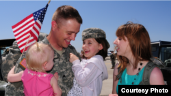 Soldado estadounidense y su familia