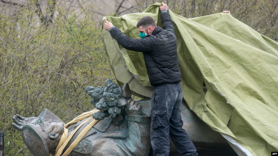 Desmantelada la estatua de Konev en Praga.