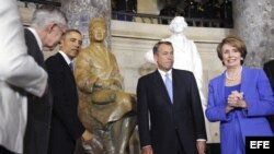 El presidente estadounidense, Barack Obama (2-i), el presidente de la Cámara de Representantes, el republicano John Boehner (2-d), el líder de la mayoría demócrata en el Senado, Harry Reid (i), y la líder de la minoría demócrata en la cámara baja, Nancy Pelosi