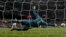 El portero del Bayern de Munich Manuel Neuer intenta detener el balón